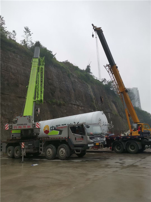 周口市“不怕风雨冻”—— 吊车的 “恶劣环境适应” 技术